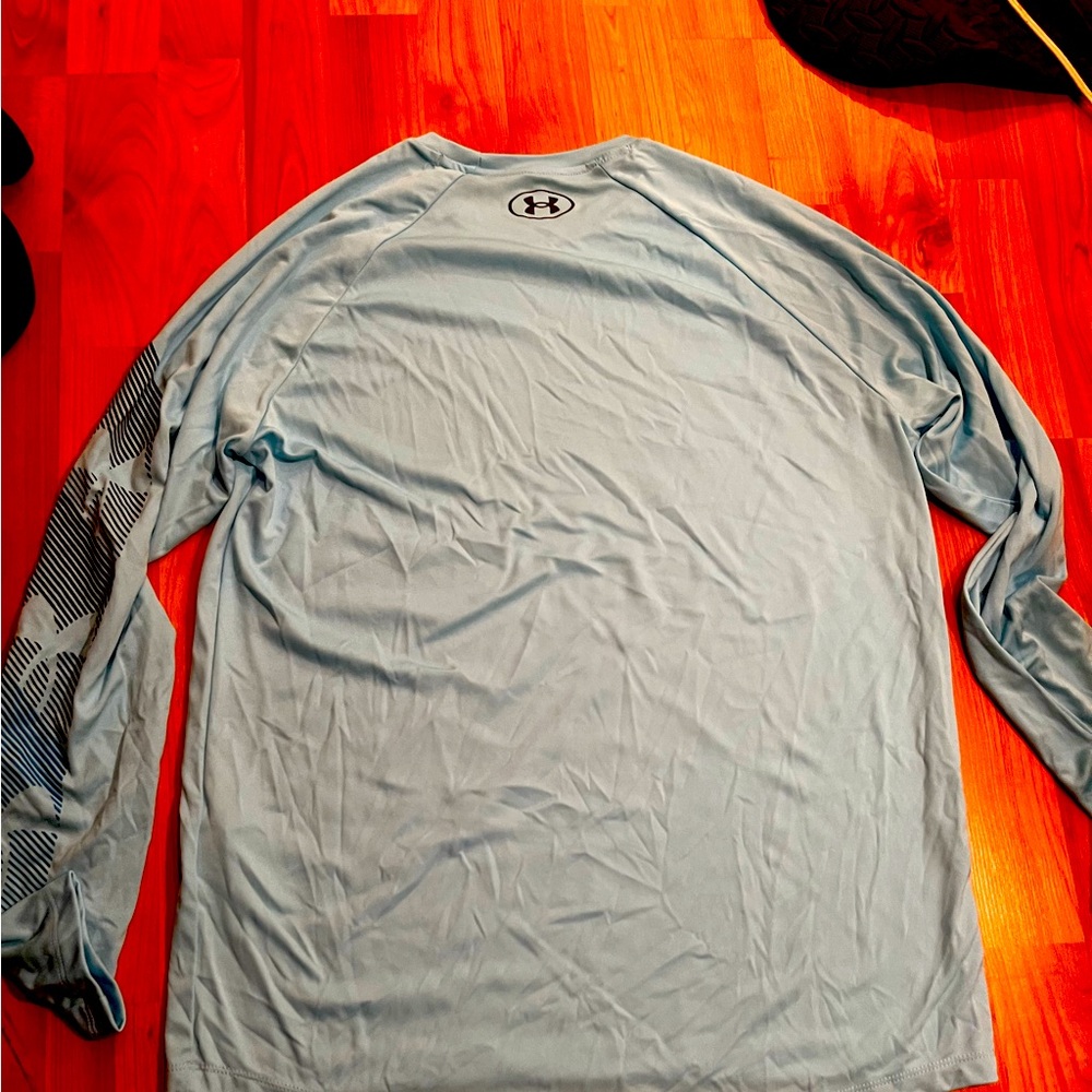 Under Armour men’s small loose fitted shirt